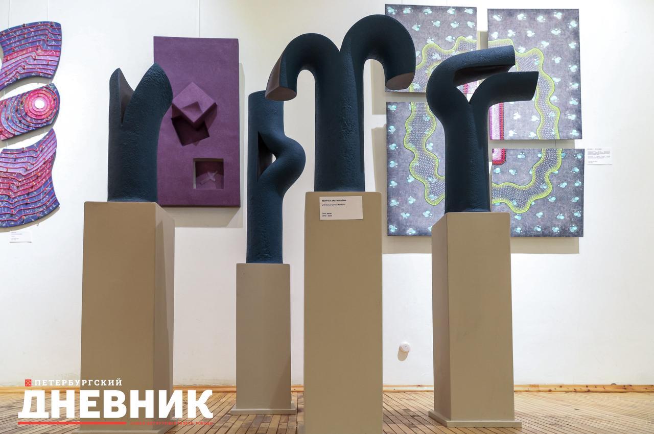 В Музее городской скульптуры открылась необычная выставка «Объекты – Знаки – Откровение»