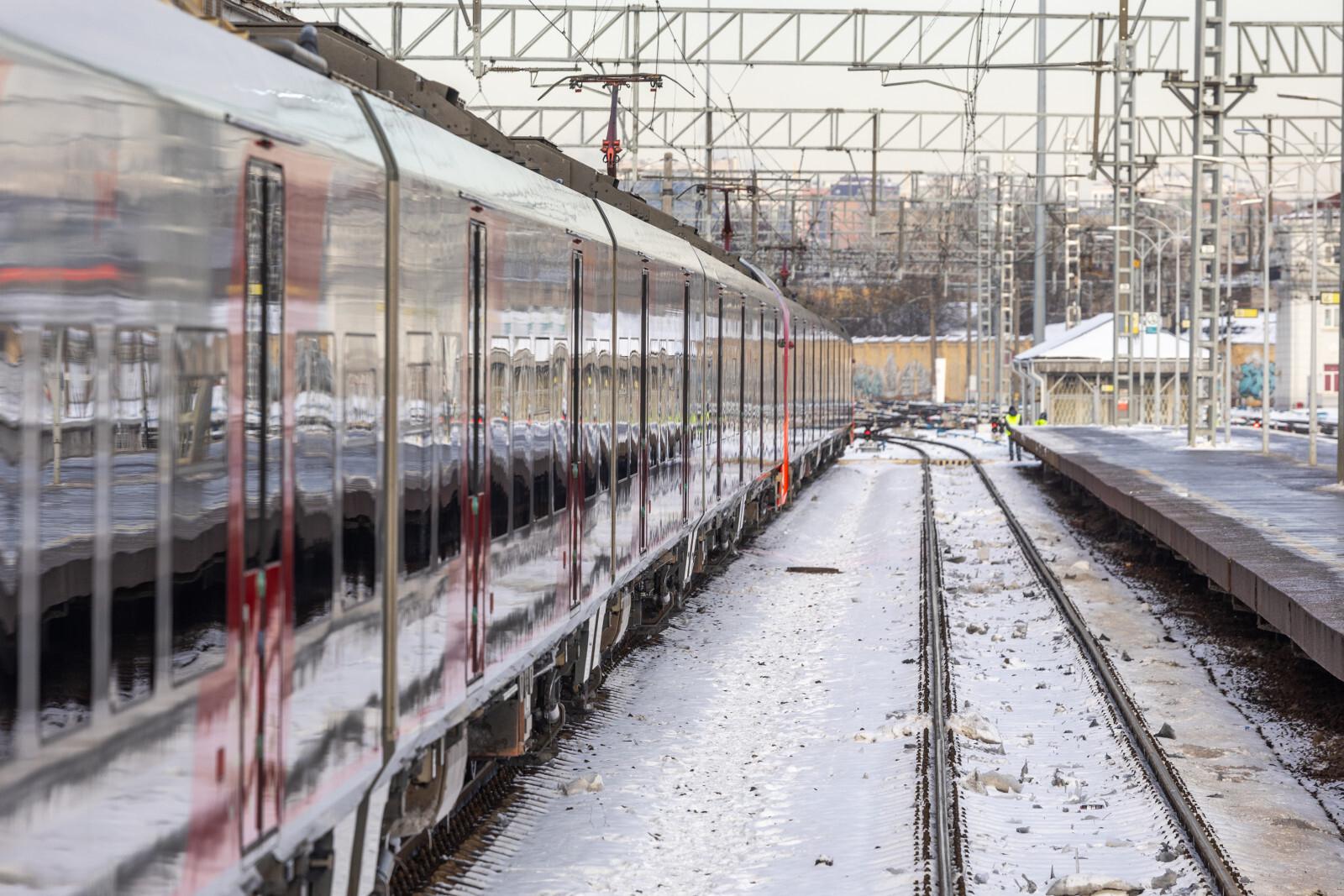Поезд из Петербурга в Севастополь опаздывает на полтора часа