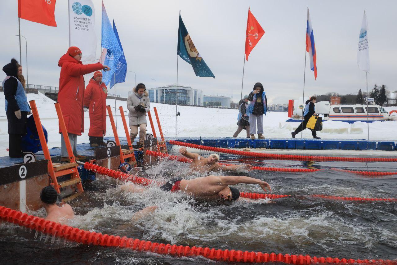 В Петербурге прошли соревнования по зимнему плаванию «Кубок Большой Невы»