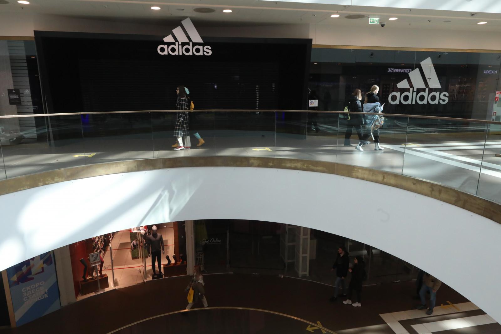 В России запретили продавать товары бренда Adidas