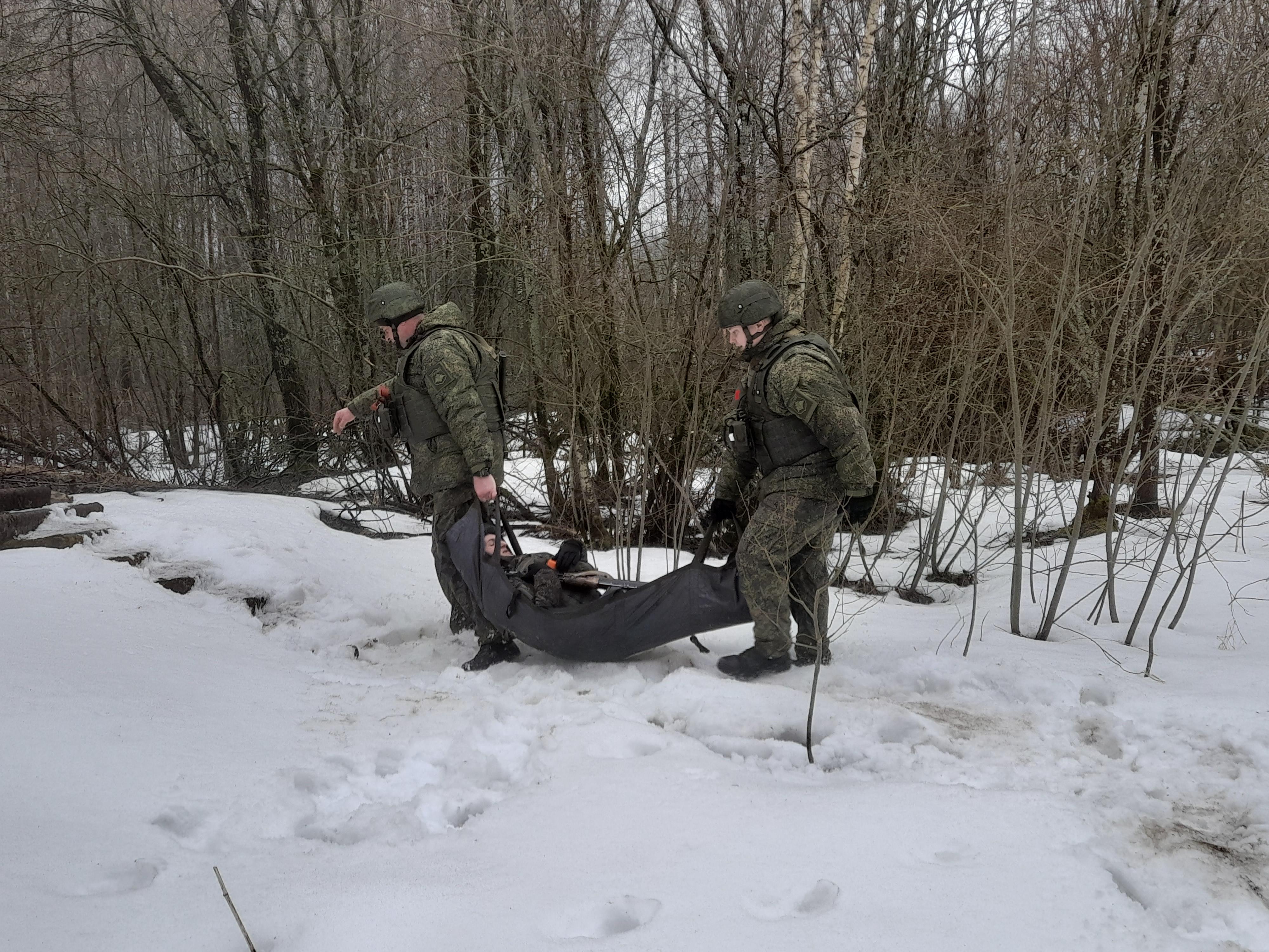 Гонки между воронок: как российские бойцы эвакуируют раненых в зоне СВО