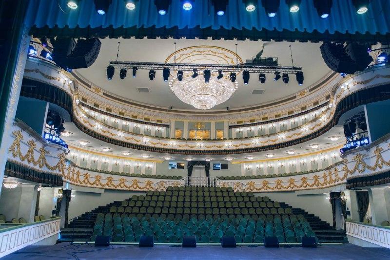 Петербургский резидент ОЭЗ оснастил сцену драмтеатра в Мариуполе