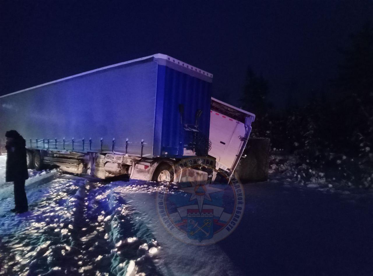 На трассе «Кола» столкнулись два грузовика и легковушка, погиб водитель