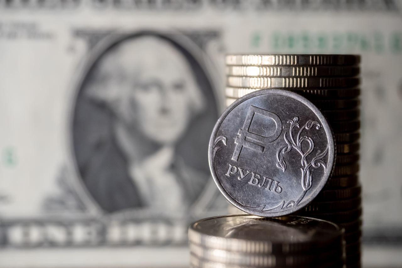 Аналитик Михаил Васильев: курс рубля на следующей неделе останется на прежнем уровне по отношению к доллару и евро