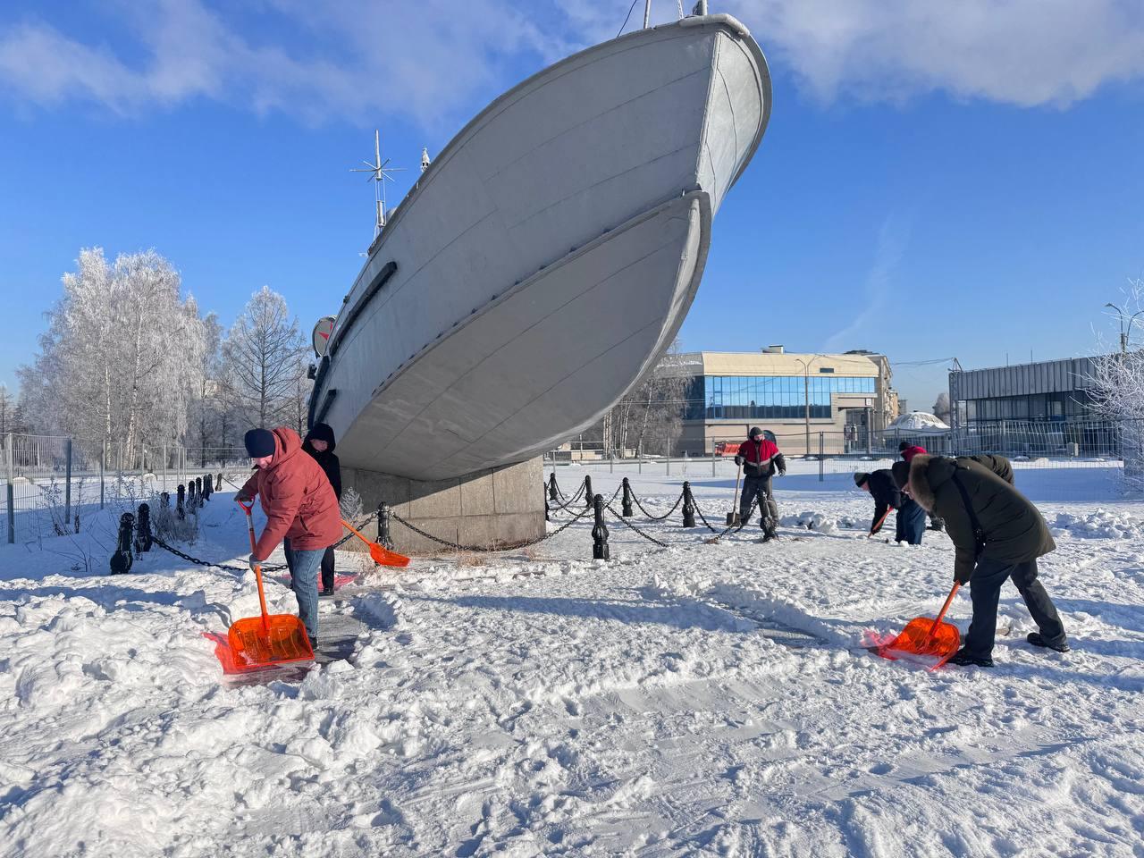 Петербургские инспекторы очистили от снега памятник морякам-балтийцам «Торпедный катер «Комсомолец»