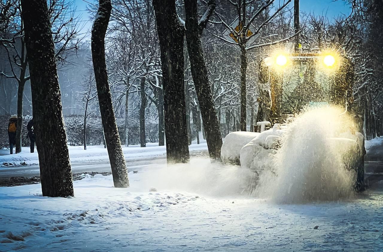 В Ленинградской области для ликвидации последствий обильного снегопада задействовали резервную технику