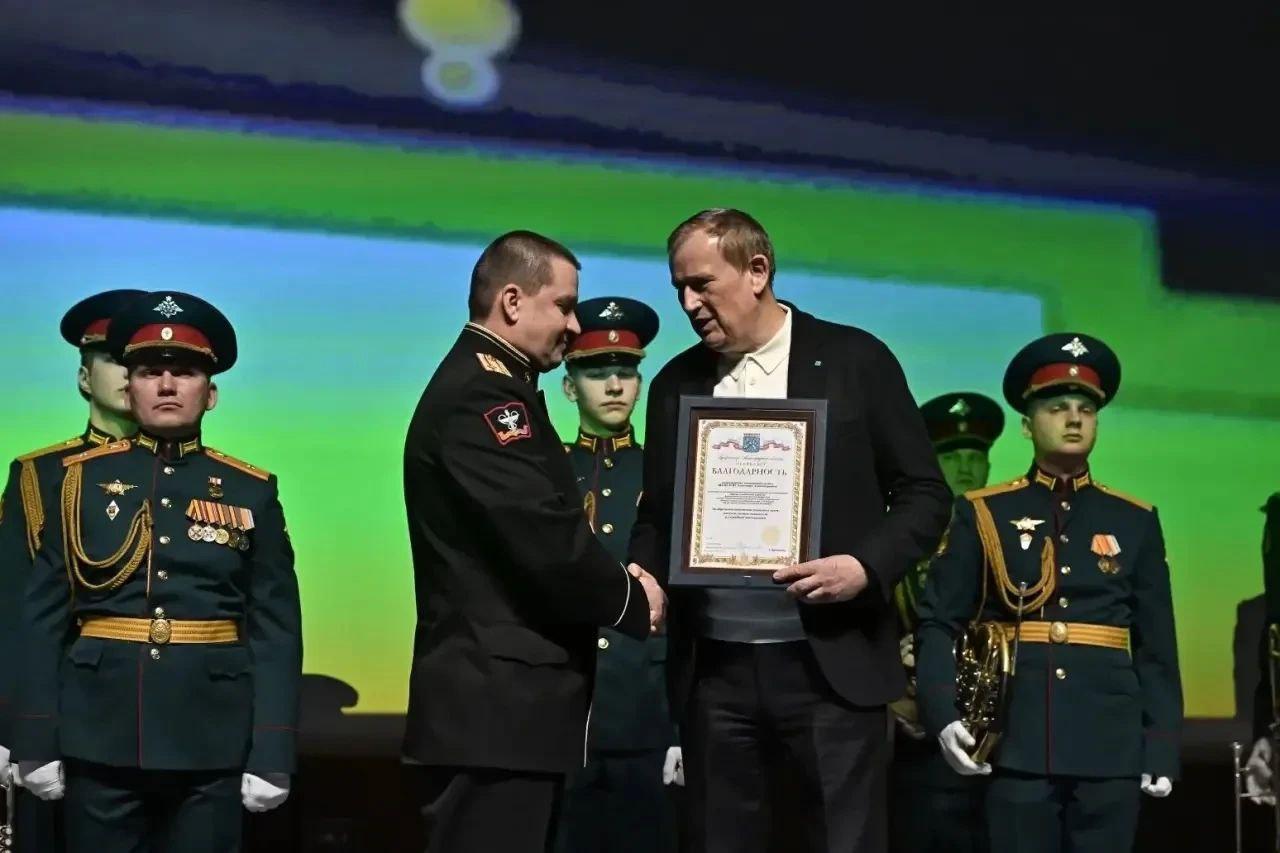 Александр Дрозденко вручил награды отличившимся военным
