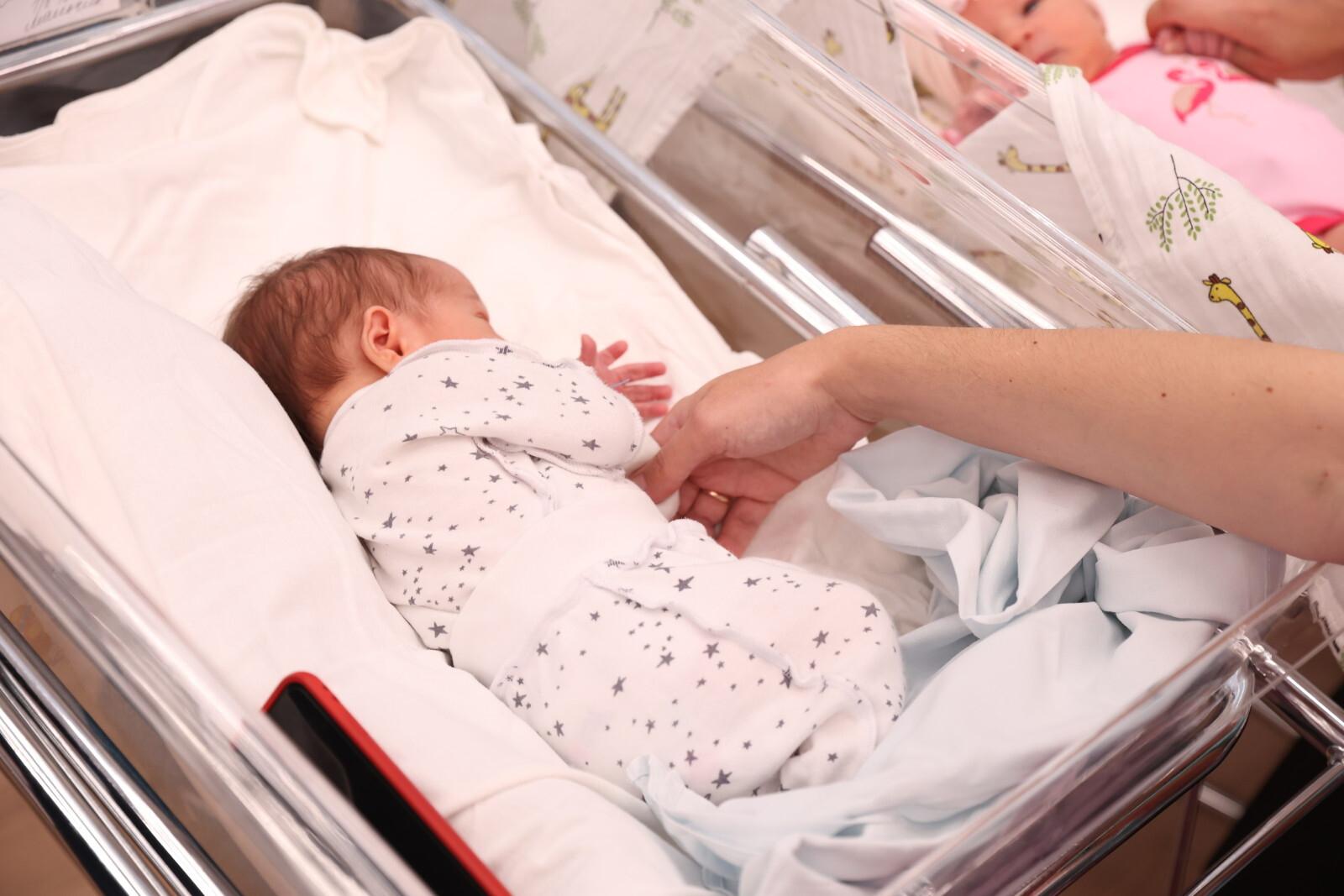 Стали известны подробности новых правил регистрации новорожденных в России