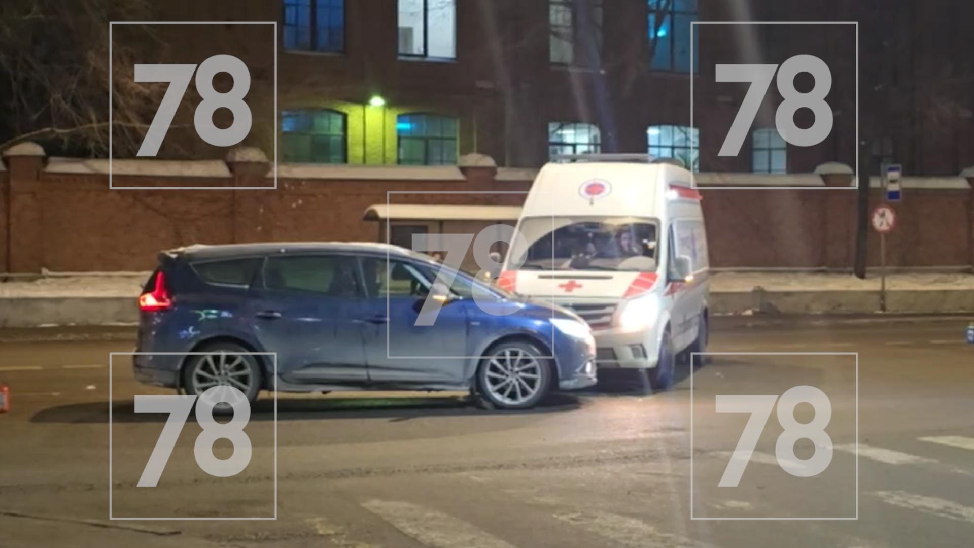 Видео: реанимобиль попал в аварию в центре Петербурга