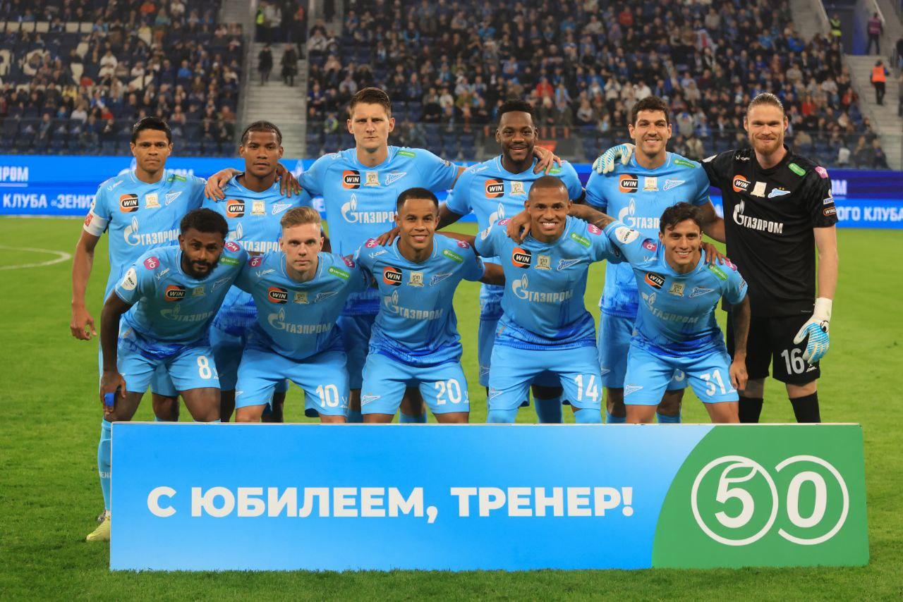 Фото: «Зенитовцы» поздравили Сергея Семака с днем рождения перед матчем с «Балтикой»
