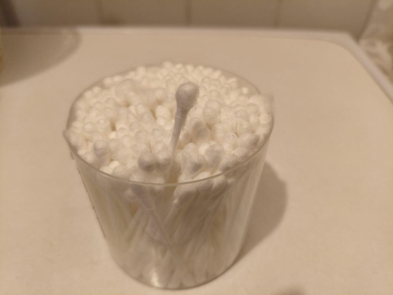 Врач рассказала, к чему может привести чистка ушей ватными палочками