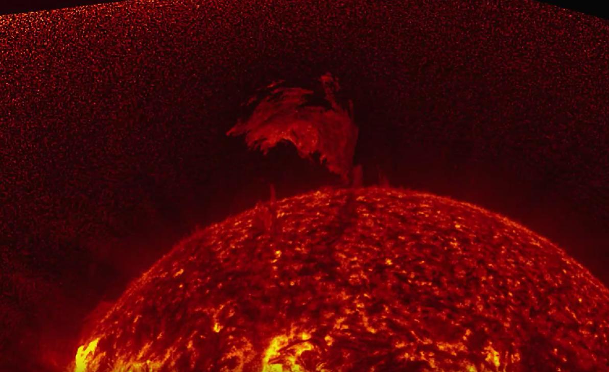 Миллион километров плазмы: на Солнце засняли отрыв протуберанца, похожего на фантастическое существо