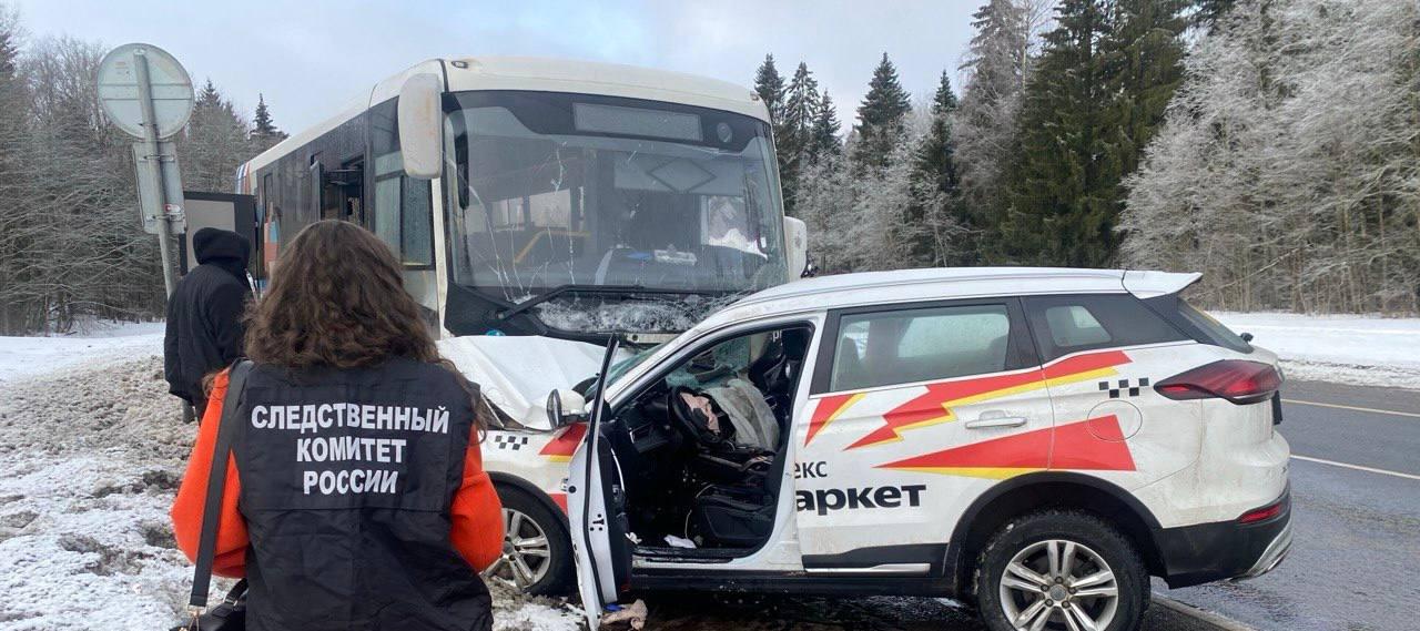 По факту ДТП на трассе «Нарва» с участием автобуса и такси возбуждено уголовное дело