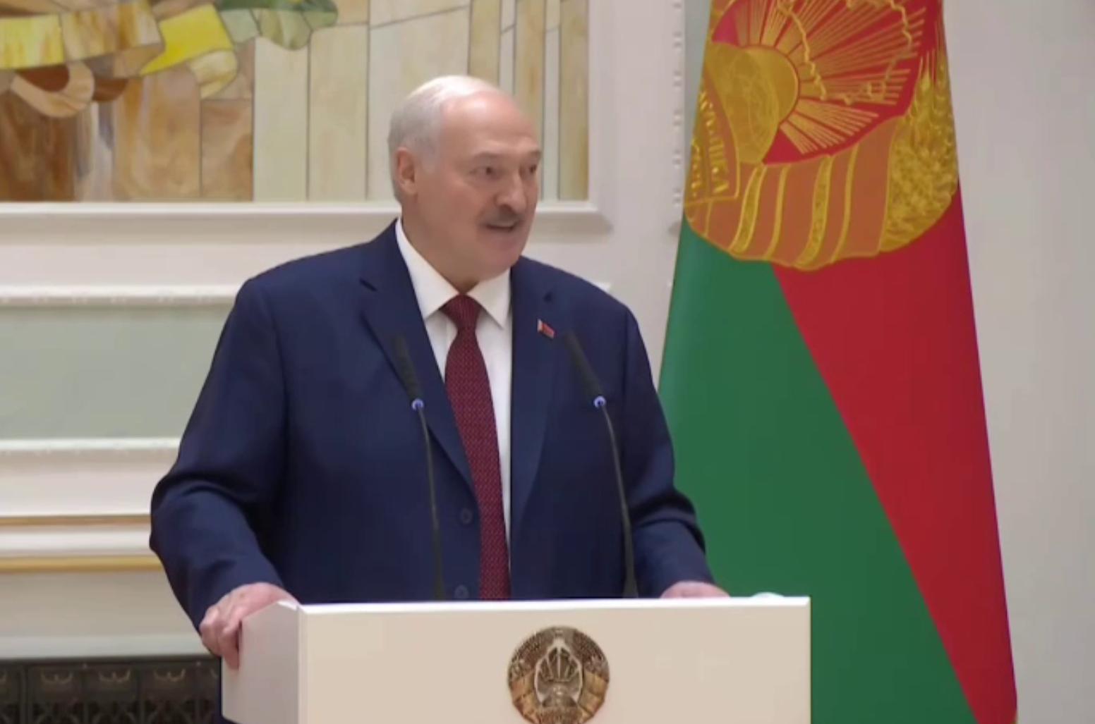 Лукашенко заявил, что по утрам «читает TikTok»