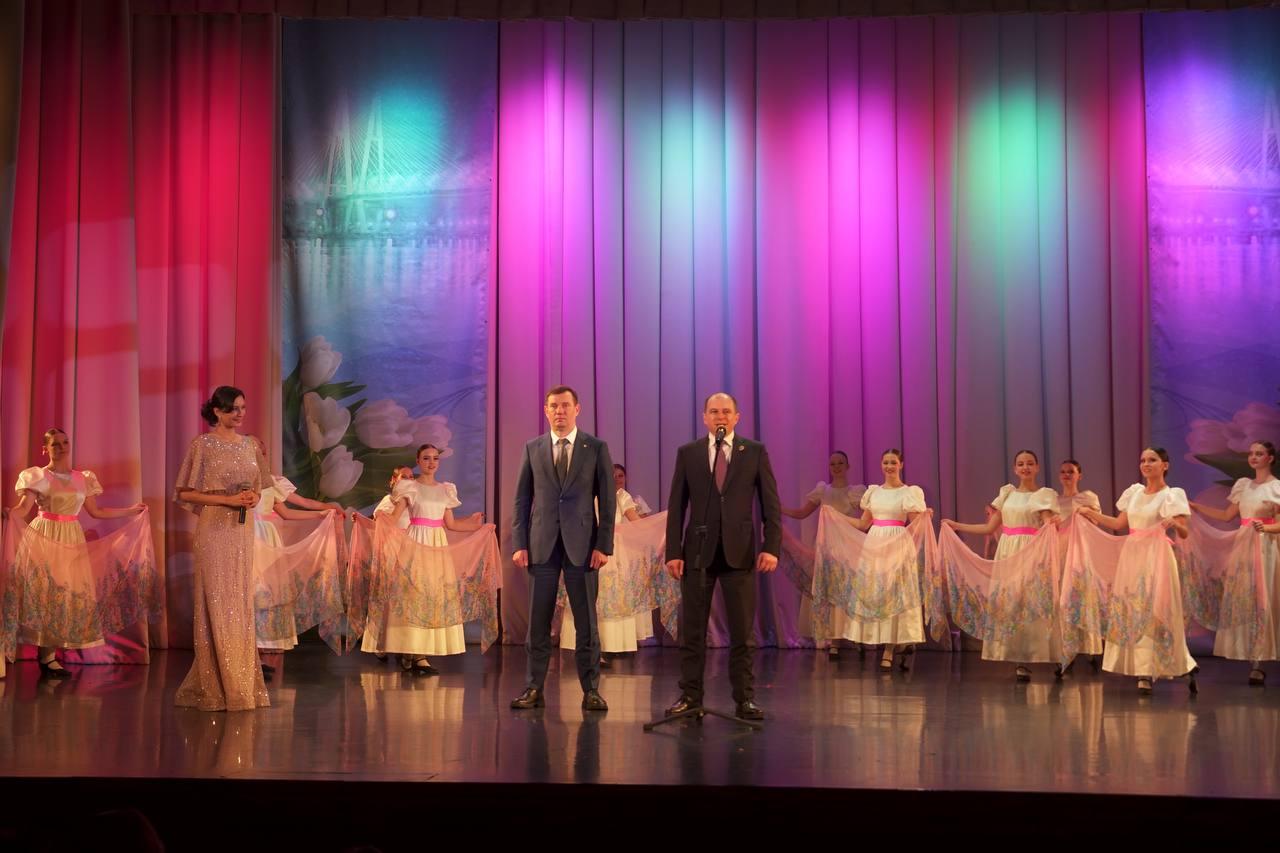 Депутат Госдумы Романов поздравил с 8 Марта жительниц Невского района