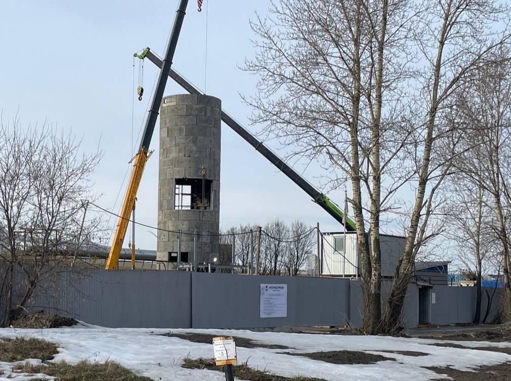 На станции метро «Броневая» продолжаются работы по сооружению горного комплекса