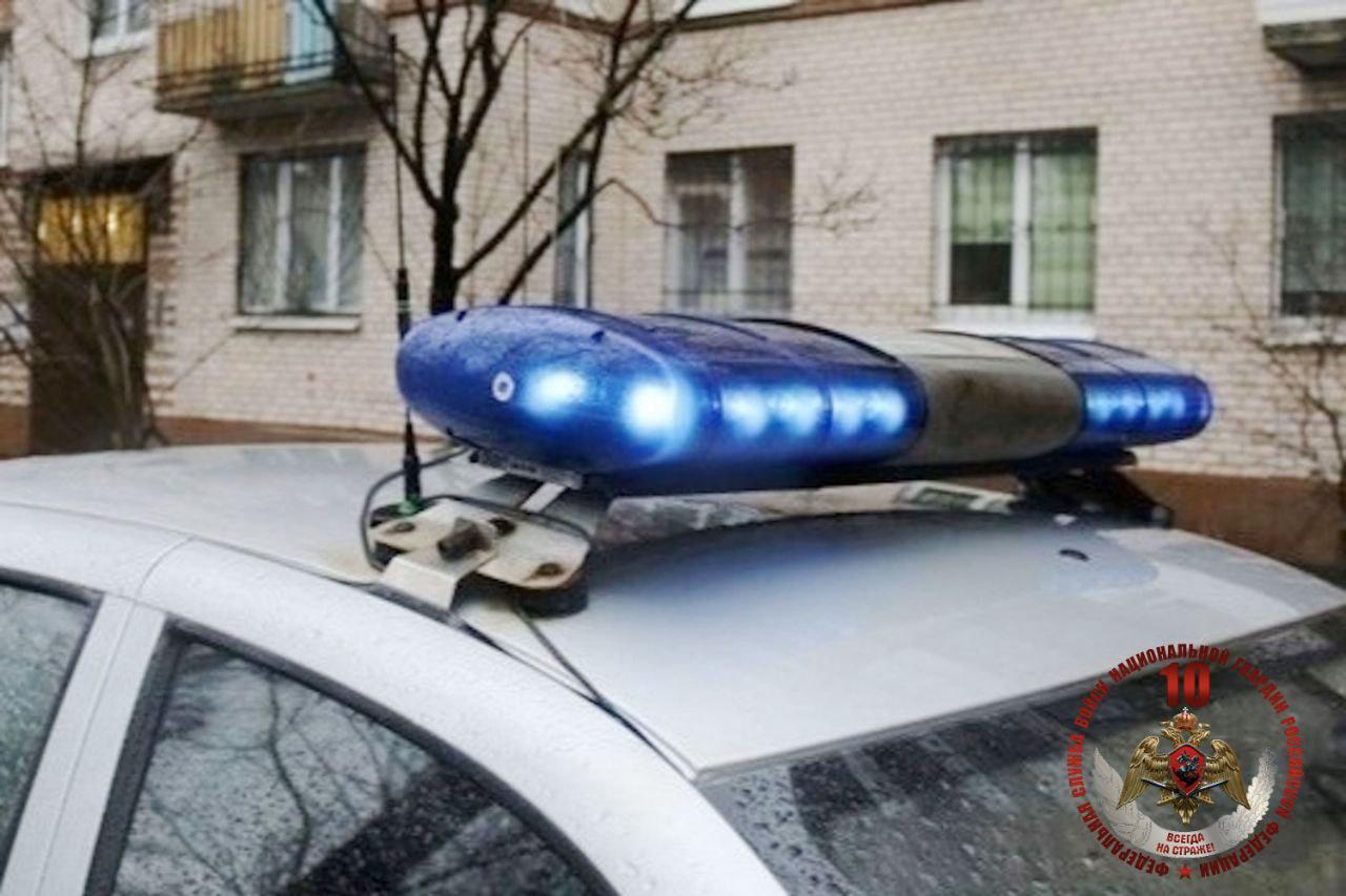 В Петербурге спасли мужчину, повисшего на окне девятого этажа