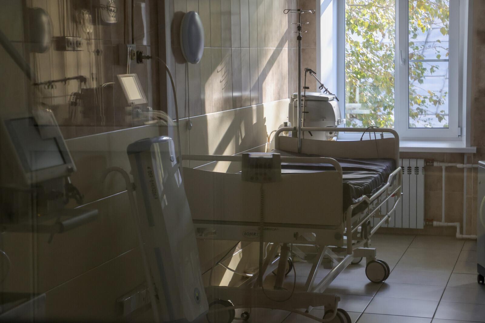 Мальчик из Петербурга, выпавший с 7-го этажа, переведен из реанимации в обычную палату