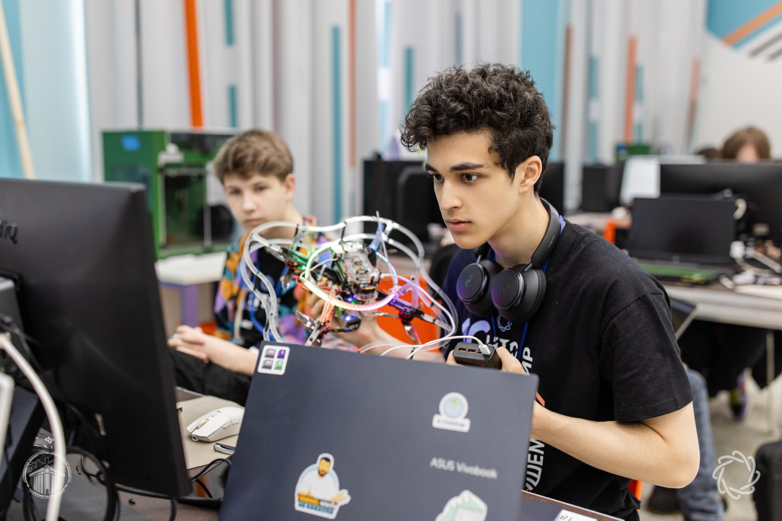 В Петербурге школьники поборются за 100 баллов к ЕГЭ в финале НТО по летающей робототехнике