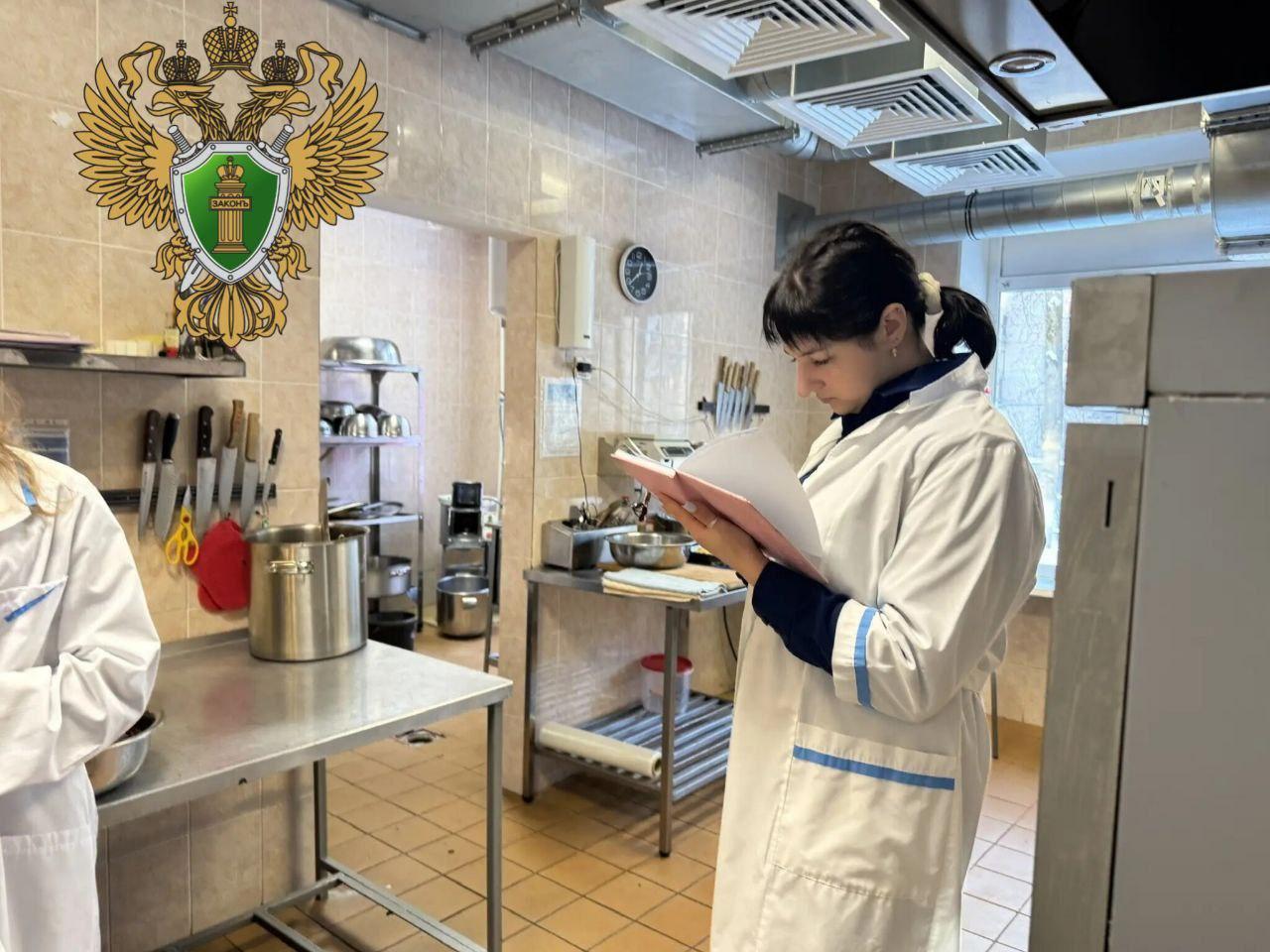 Посуда с дефектами и еще 11 нарушений: в Тосно проверили столовые детсадов