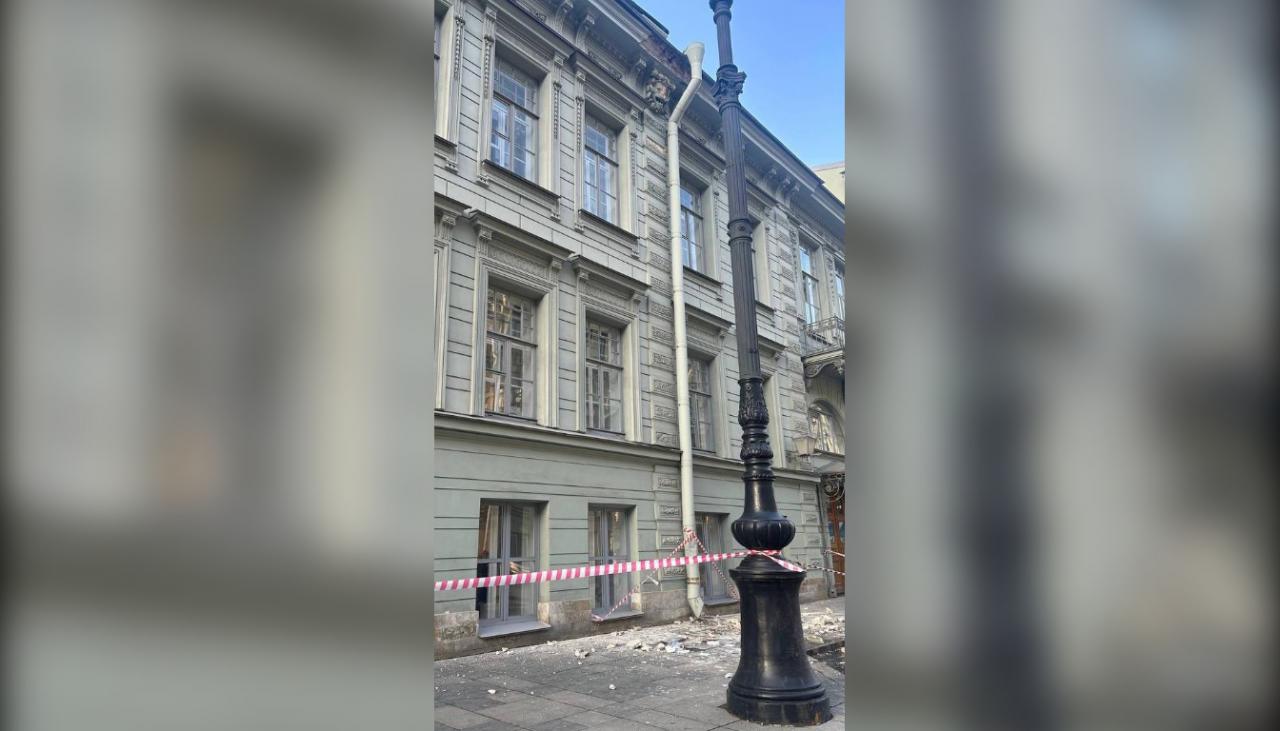 Прокуратура проверяет обрушение штукатурки с фасада дома на Большой Морской
