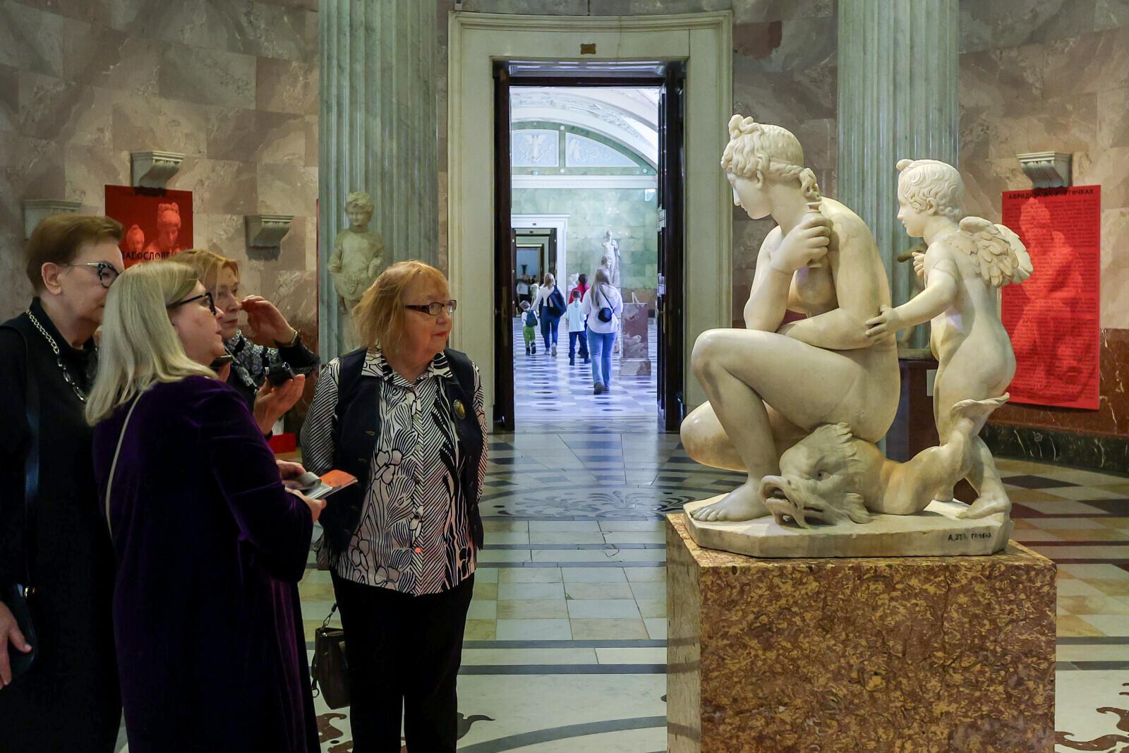 Примерить образ богини и вдохнуть аромат фиалки: в Эрмитаже проходит выставка «Благословение Афродиты»