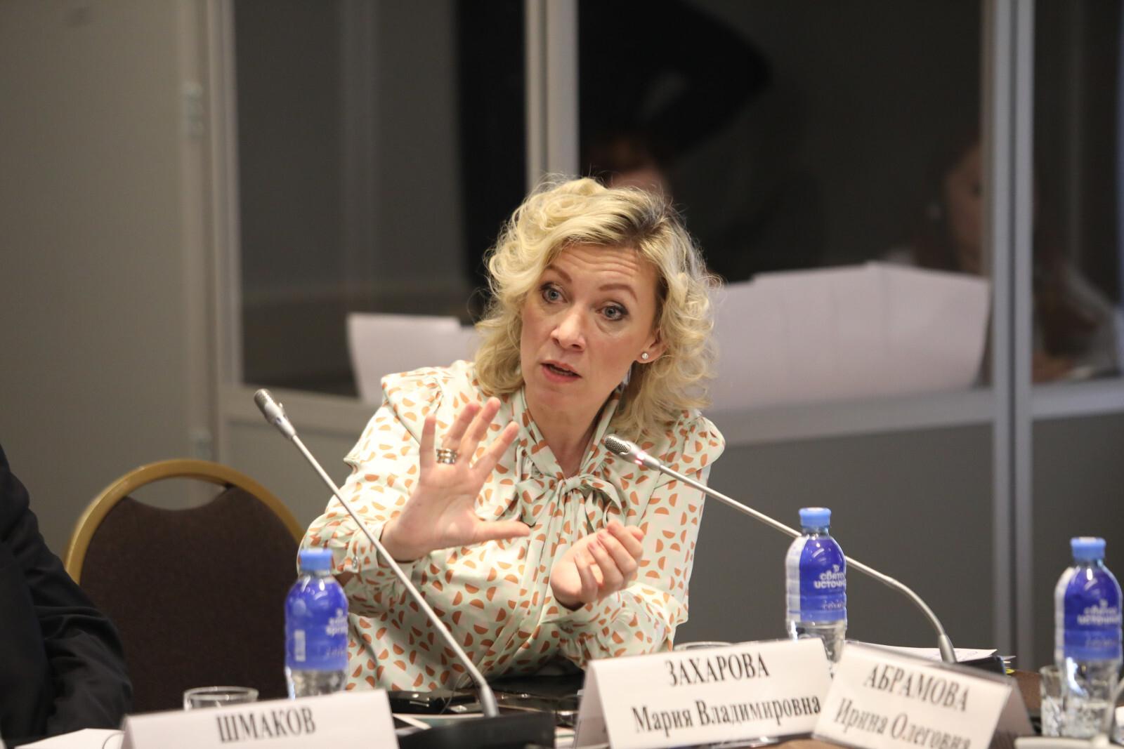 «Кто ты такая?»: Захарова перешла на «ты» с экс-премьером Швеции, грозившей разбомбить Россию