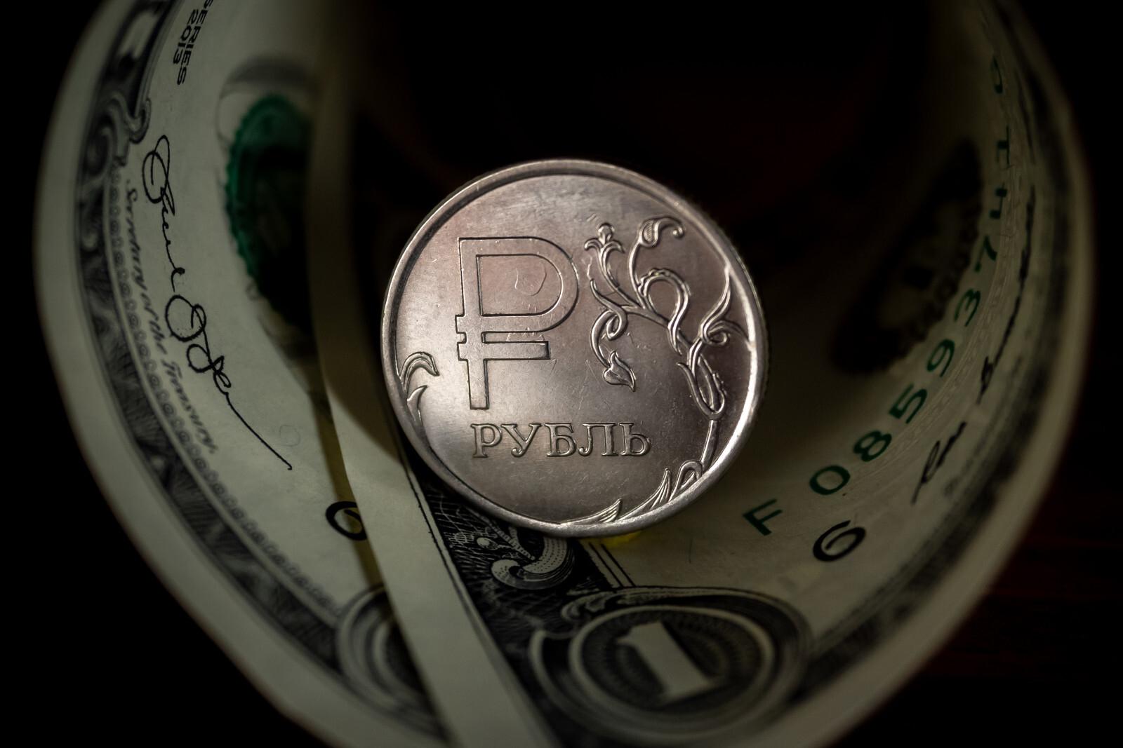 Курс доллара поднялся выше 80 рублей впервые с декабря 2025 года