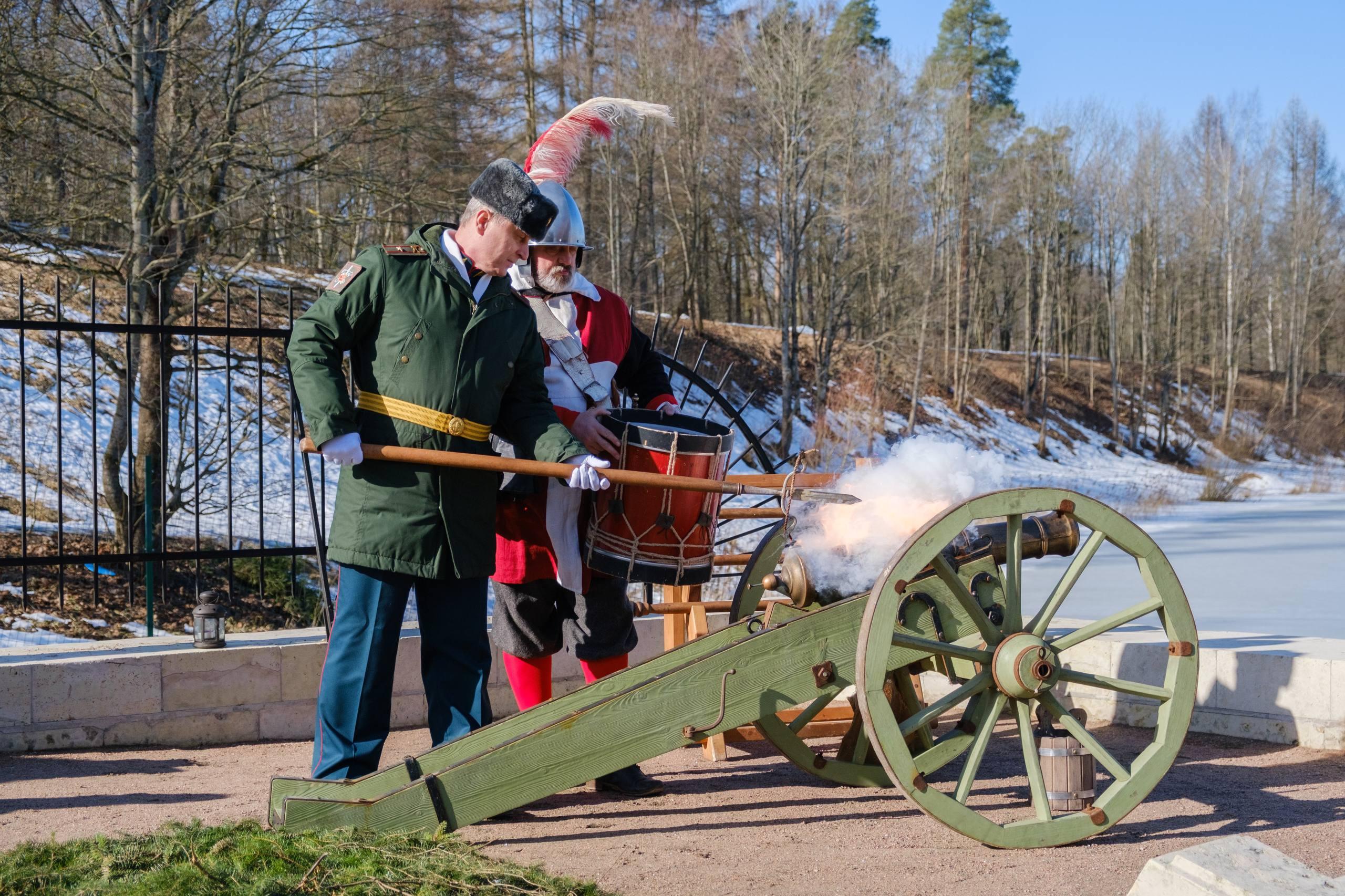 Полуденный залп у стен Приоратского дворца дали поисковики