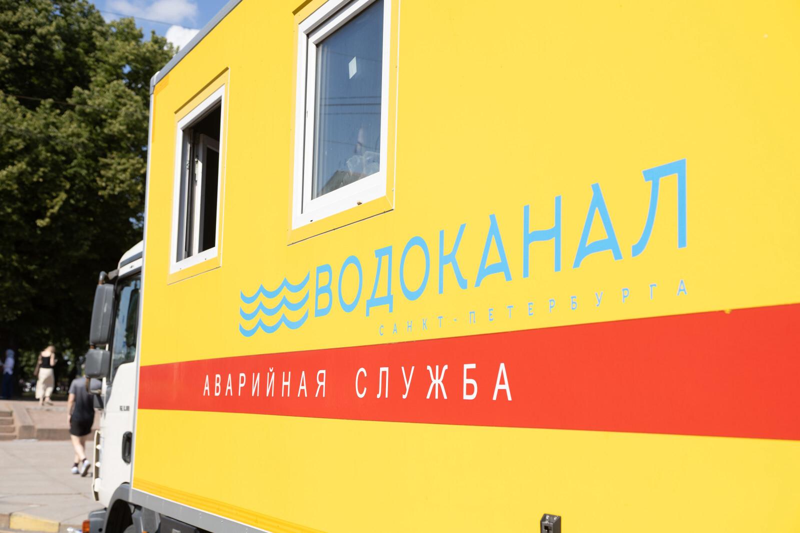 Холодная вода разлилась на дороге в Калининском районе