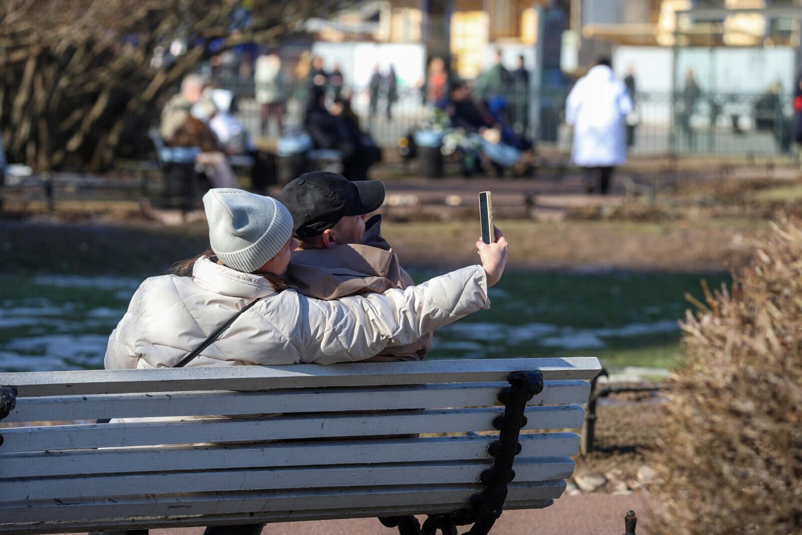 Психолог объяснил, почему у людей разный запас «социальной батарейки»