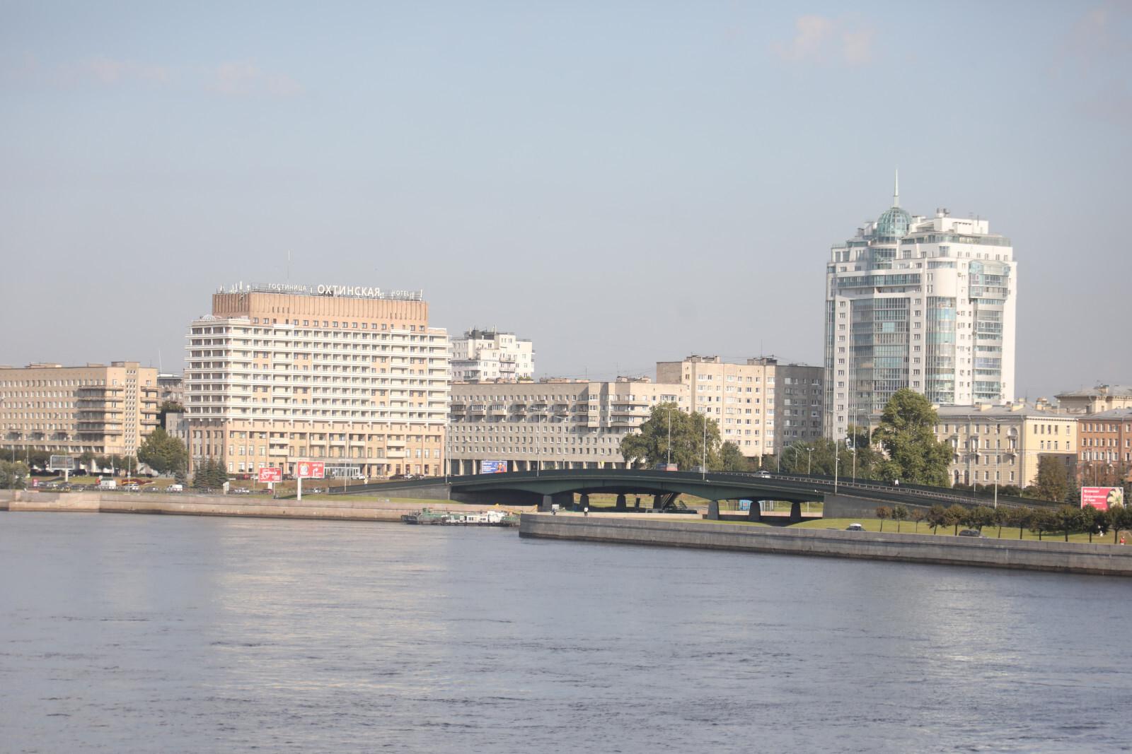 Нефтяные разводы на Неве искали у Дворцового, а нашли у Свердловской набережной