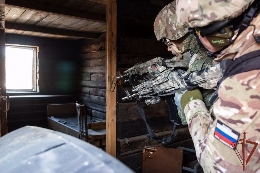 Бронеплиту с застрявшим в ней осколком можно увидеть на выставке