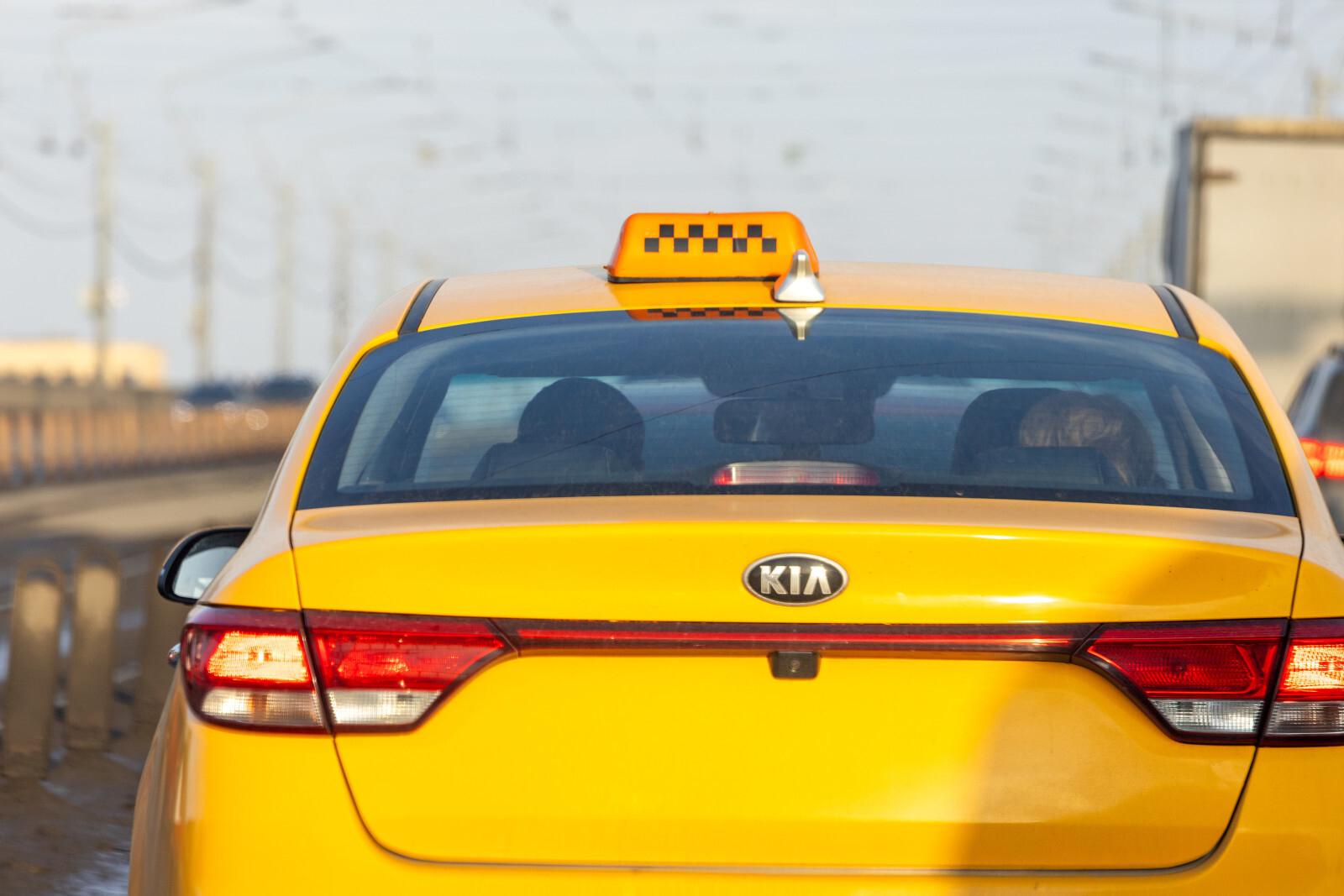 hh.ru: на 13 процентов выросли в Петербурге зарплаты таксистов