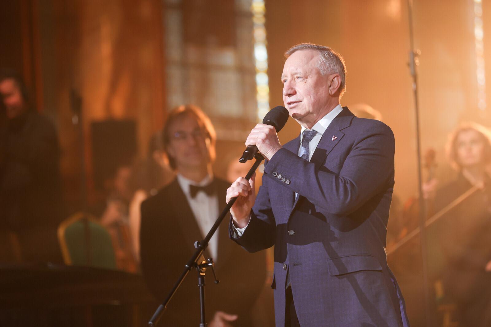 «О, как там любят стихи!»: Беглов поздравил петербуржцев с Днем поэзии