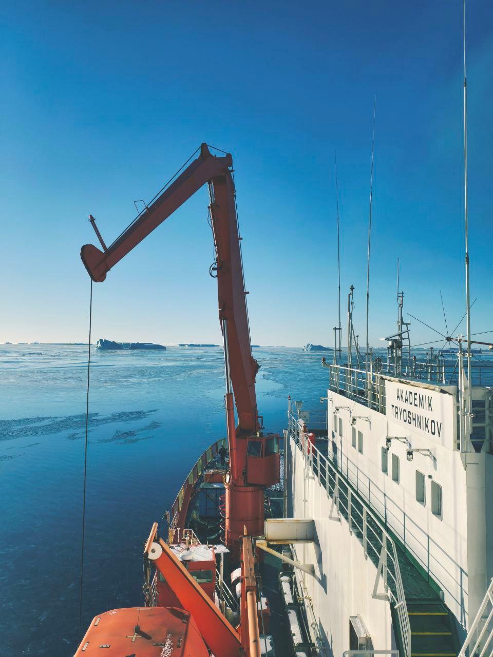 Ледоколы «Академик Федоров» и «Академик Трешников» встретились у берегов Антарктиды