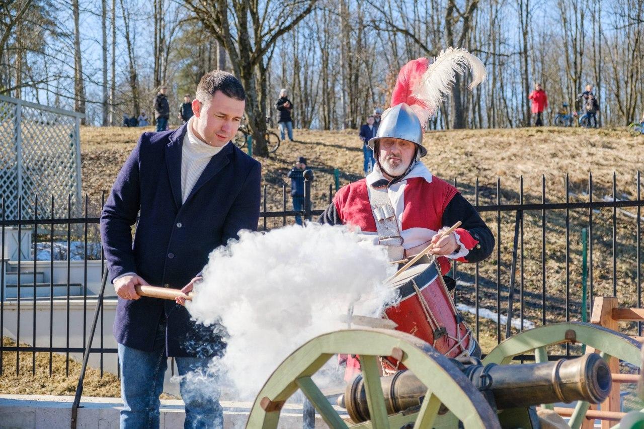 Руководитель комитета Ленобласти дал полуденный выстрел из трехфунтового «единорога»