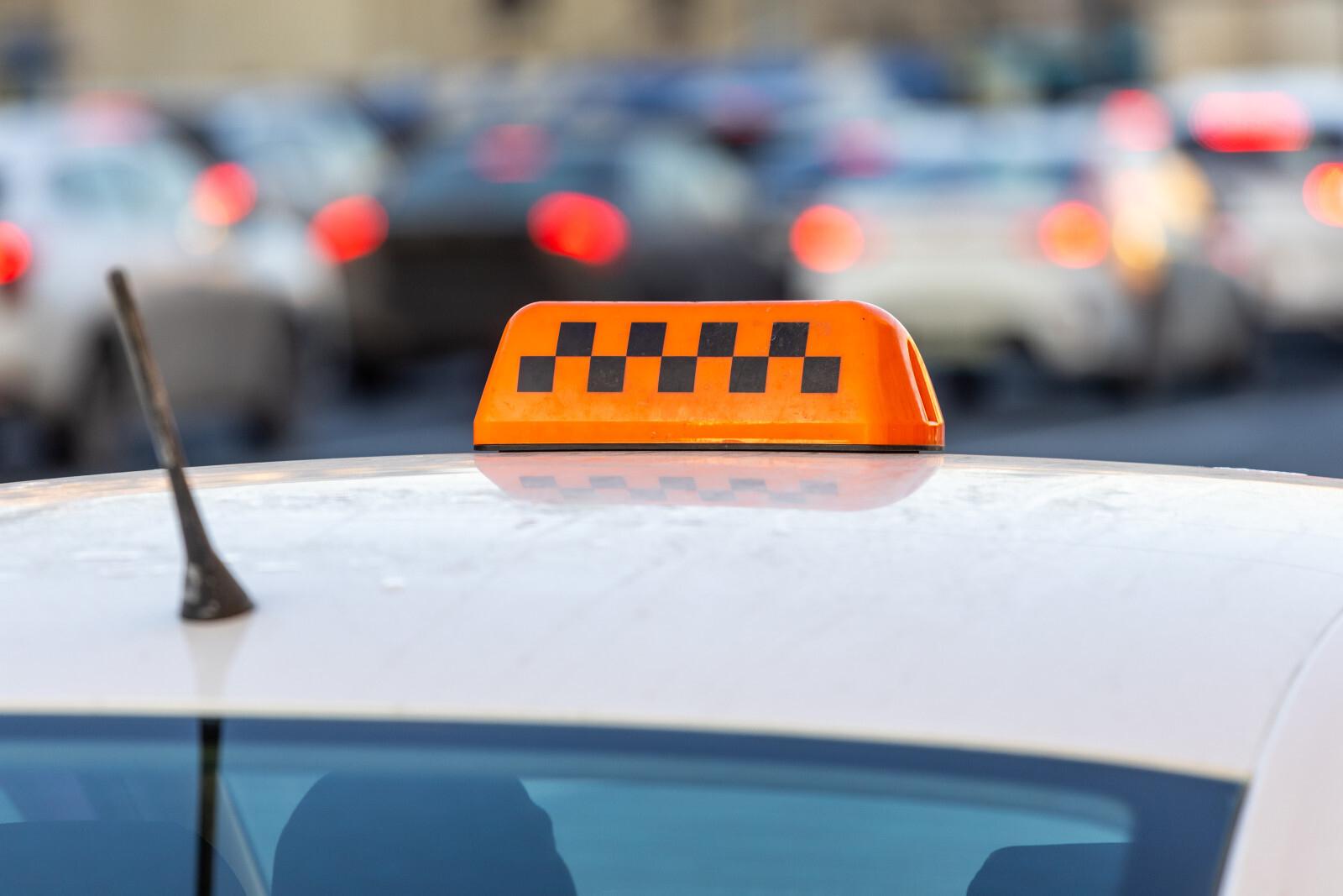 Для пожилых россиян захотели ввести сертификат на такси для поездки к врачу