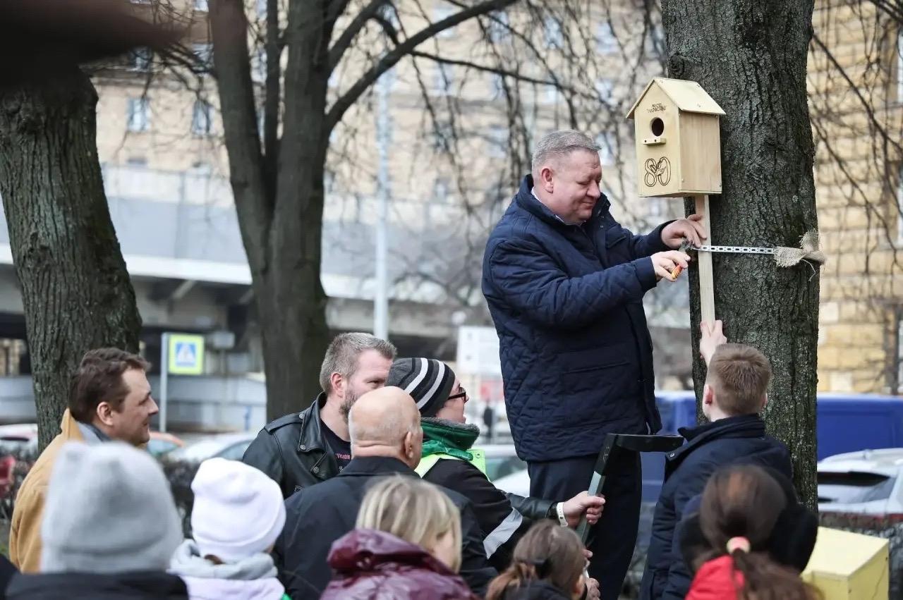 В сквере Петра Семененко появились новые скворечники