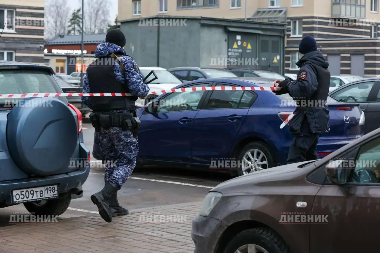 К жилому комплексу в Курортном районе приехала машина разминирования