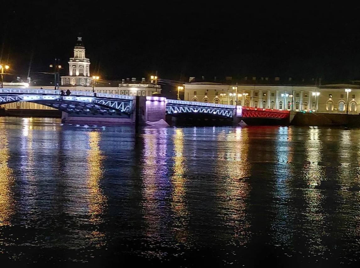 В Петербурге сегодня включат праздничную подсветку трех мостов