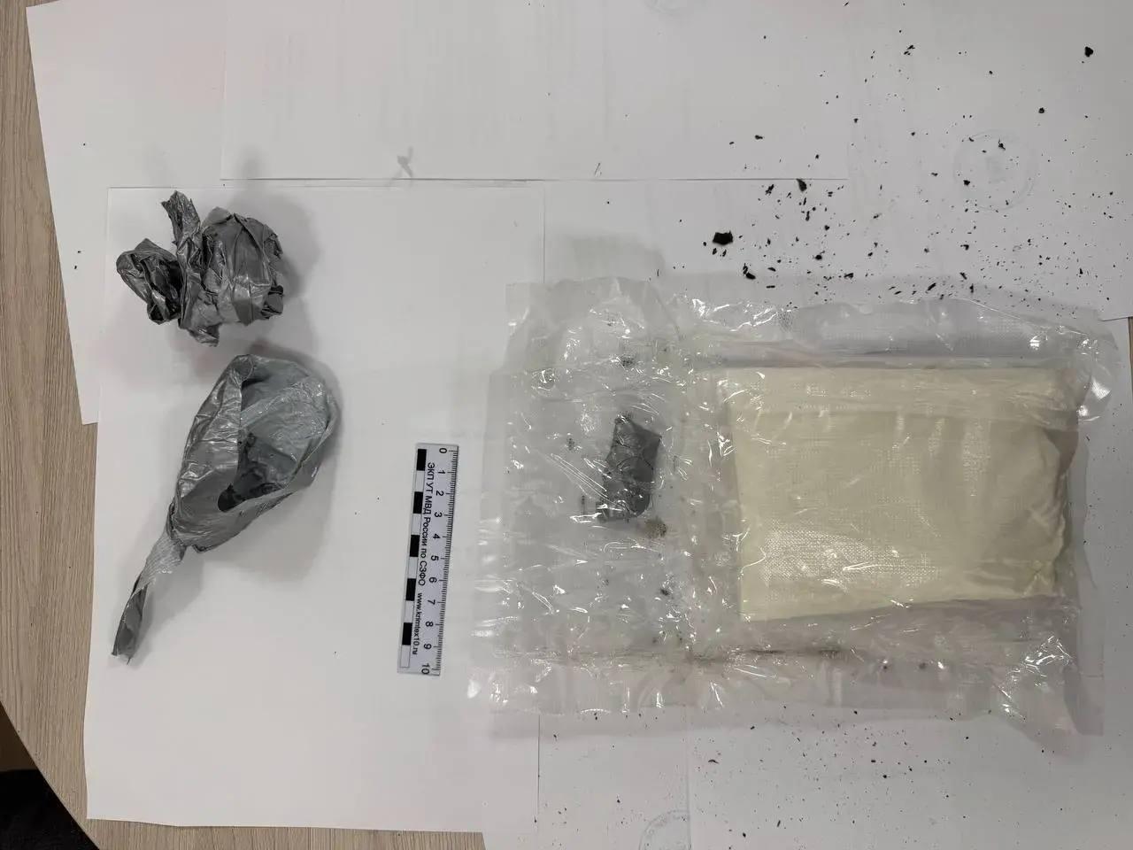 Транспортная полиция Петербурга обнаружила наркотики у петербурженки и иностранца