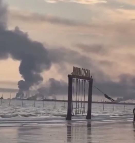 Фото: в Сети обсуждают кадры с катающейся на качелях девочкой на фоне полыхающей базы вблизи Ормузского пролива