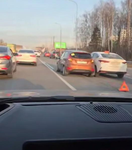 Видео: в Янино столкнулись две машины, растут пробки