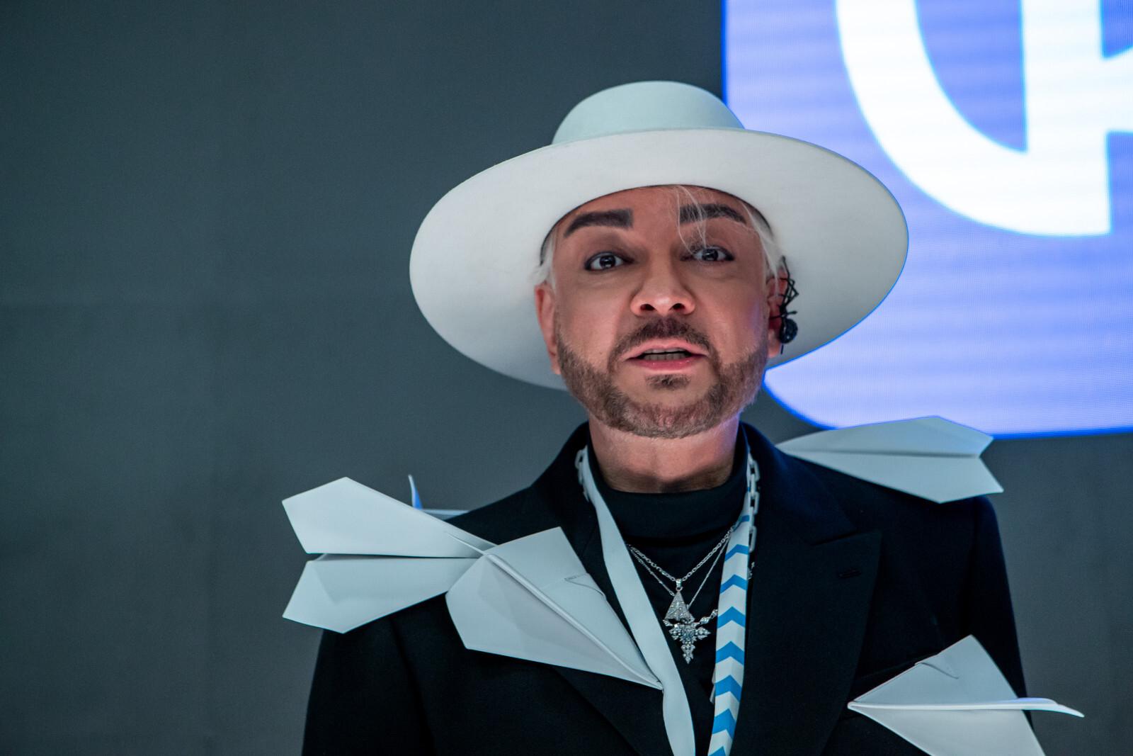 Киркоров устал от перелетов и закурил в аэропорту