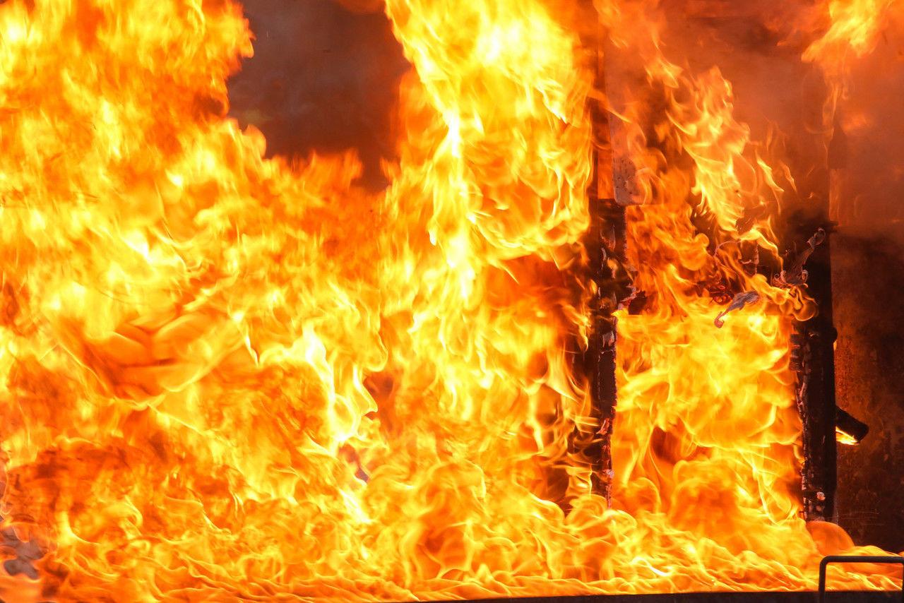 Появилась информация, что горит в Кировском районе Петербурга, это – покрышки