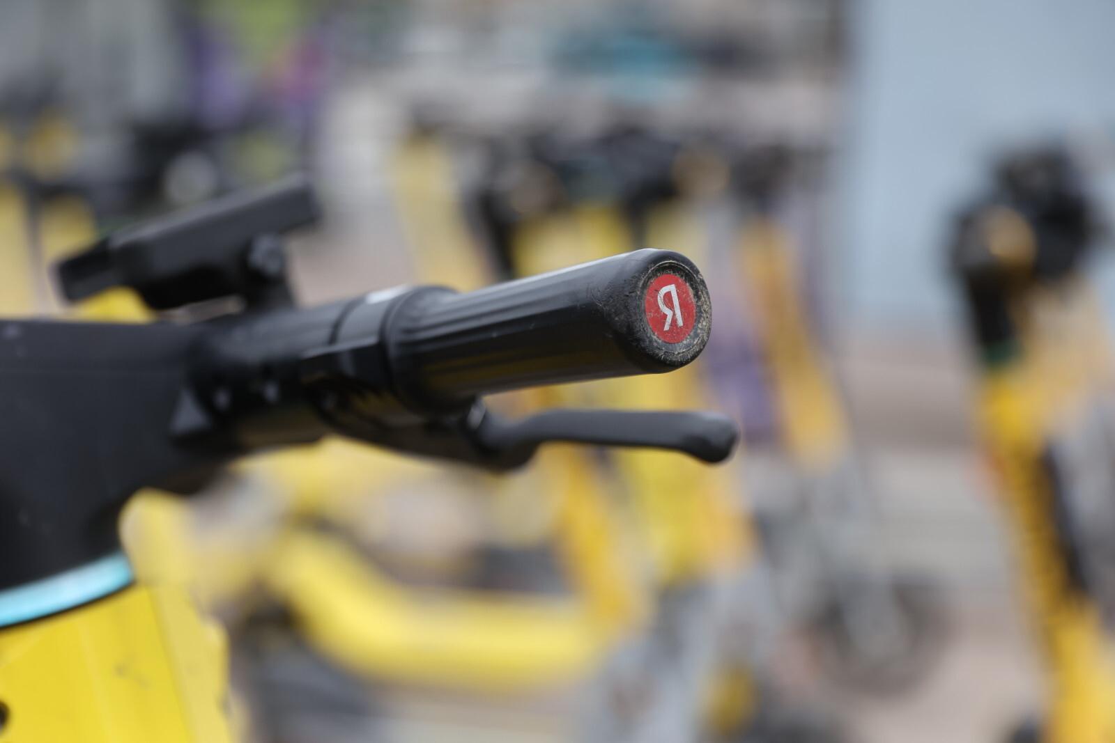 Жителям Петербурга озвучили расценки за падения с электросамоката