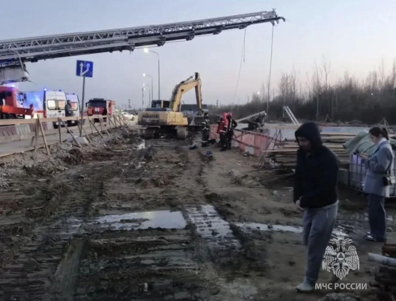 В Кудрово двое мужчин упали в десятиметровый промышленный резервуар