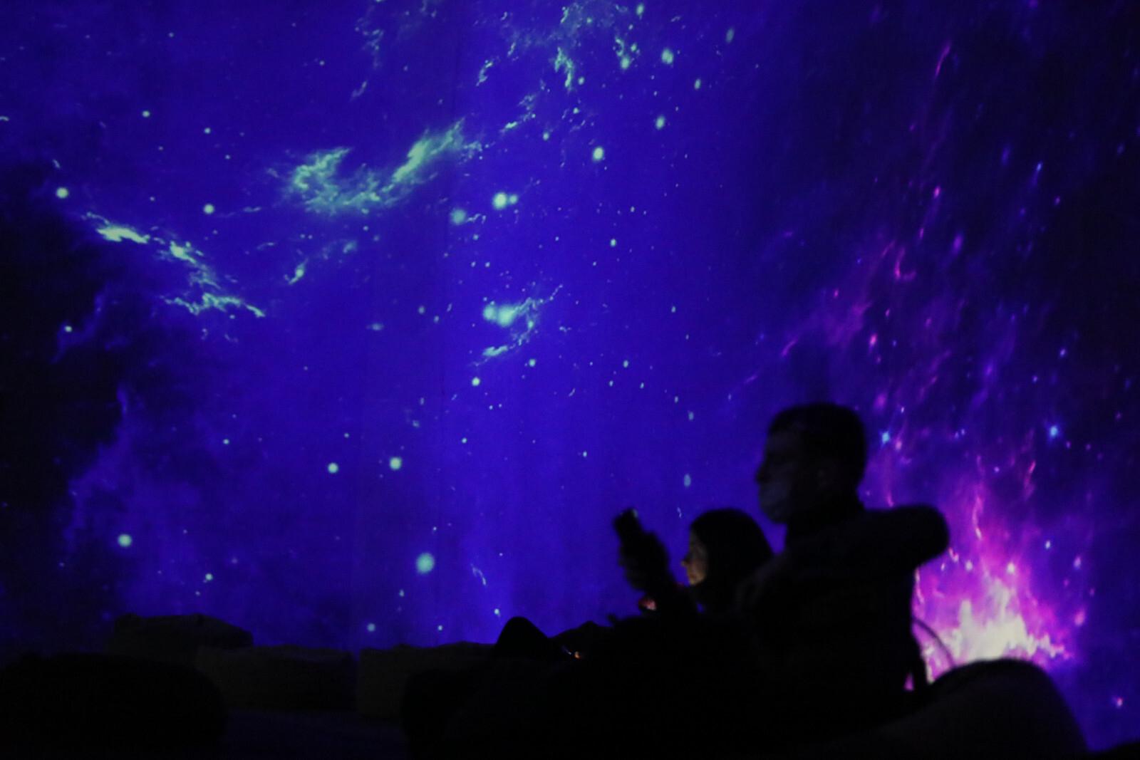 «Космос как терапия»: эксперт объяснил, почему тема звезд интересна в любом возрасте