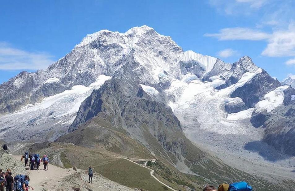 Проводники на Эвересте стали травить клиентов, чтобы потом спасти за деньги